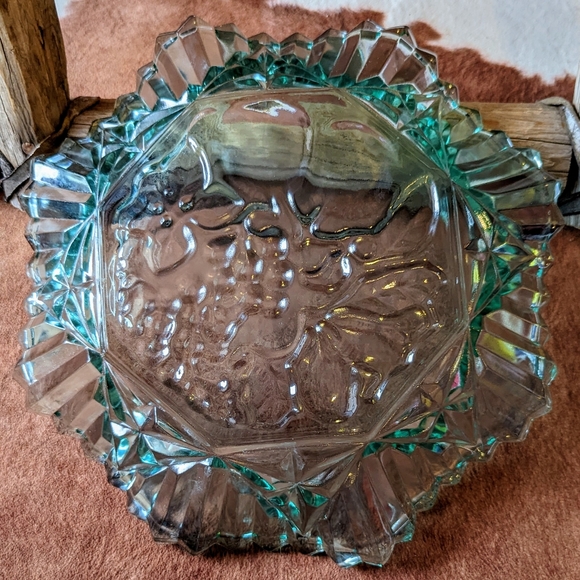 Vintage Collectible Green Glass Scalloped Edge Fruit Bowl - Picture 10 of 15